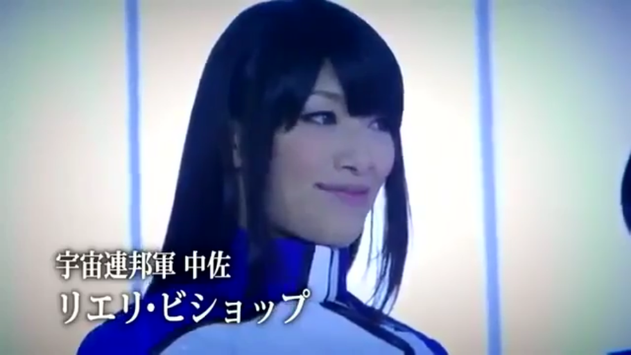 脸部特写 · 站立 · 微笑 · 室内摄影棚 · 注视 · 日语字幕 · 蓝白制服