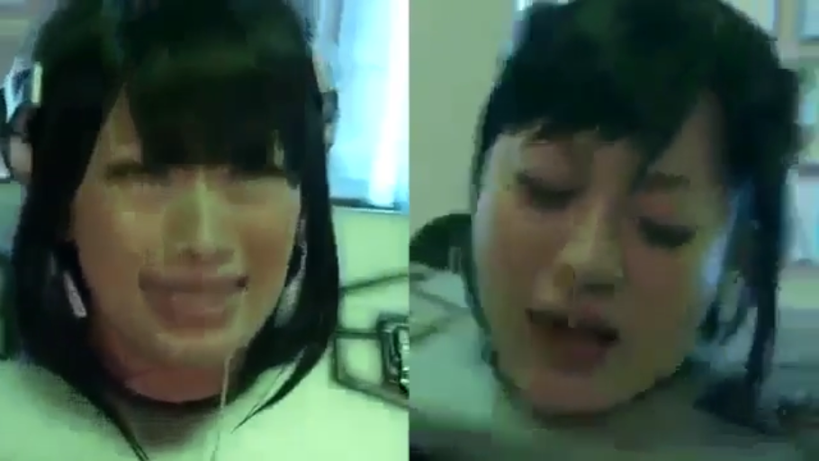 室内 · 面部特写 · 白色上衣 · 仰头张嘴