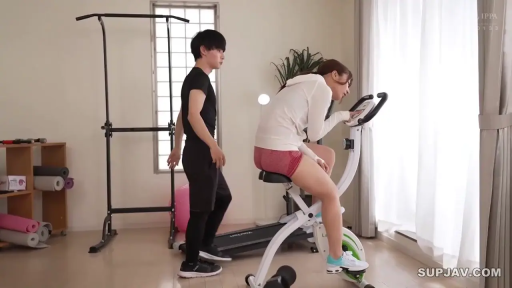 专注 · 全景 · 骑行姿势 · 运动帽衫 · 跑步机 · 健身运动 · 家庭健身房