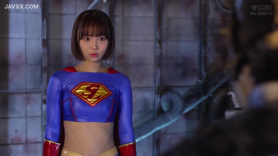 砖墙背景 · 面部特写 · 警惕 · 超人主题紧身衣 · 服装反光
