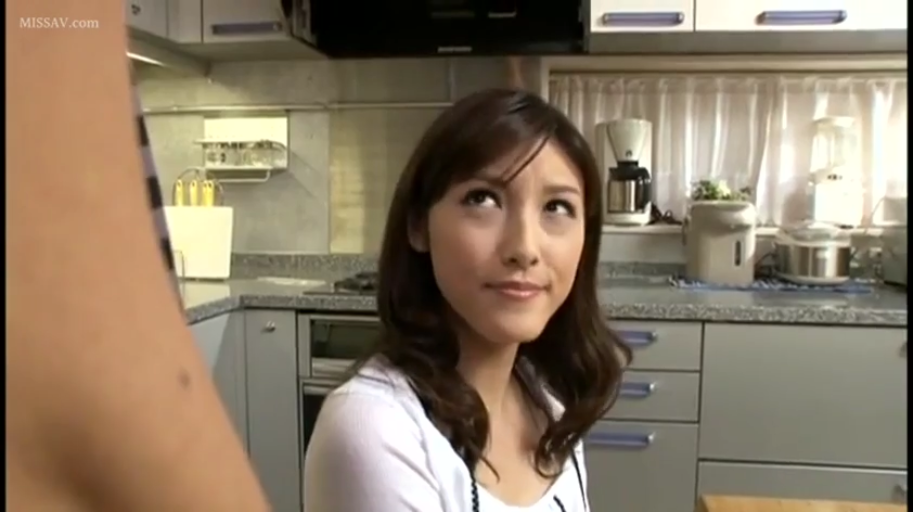 脸部特写 · 微笑 · 白色上衣 · 对视 · 厨房 · 仰视 · 熟女 · 厨房电器