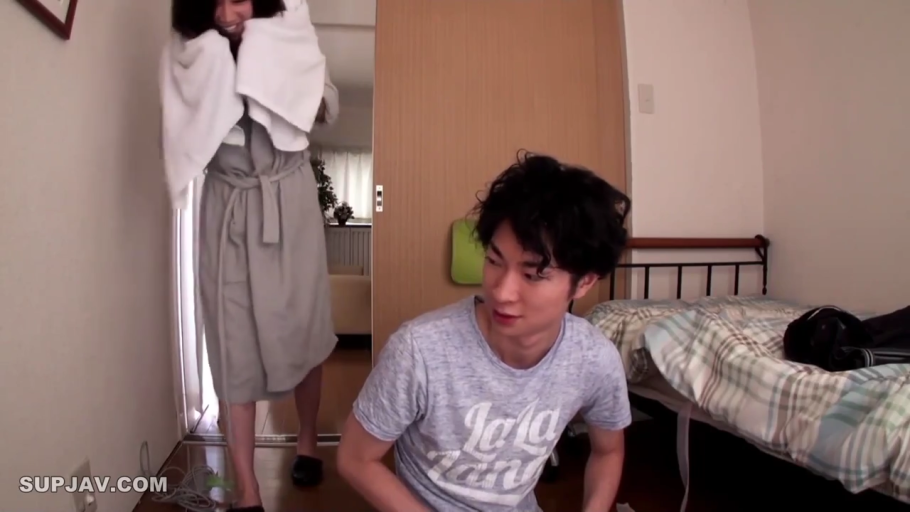 卧室 · 室内光线 · 女子头部特写 · 灰棕色浴袍 · 女子害羞微笑 · 男子身穿灰色印花T恤