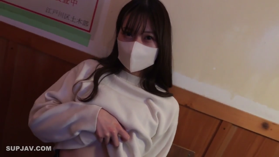 室内 · 胸部遮挡特写 · 直视 · 白色口罩 · 口罩遮面