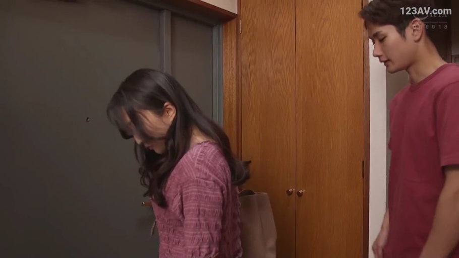 卧室 · 站立 · 中景 · 微笑 · 辅导 · 海报 · 紫色上衣 · 生活场景