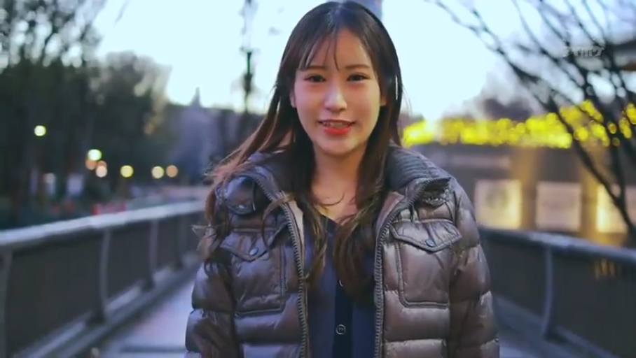 站立 · 微笑 · 户外 · 街头采访 · 羽绒服 · 亲和