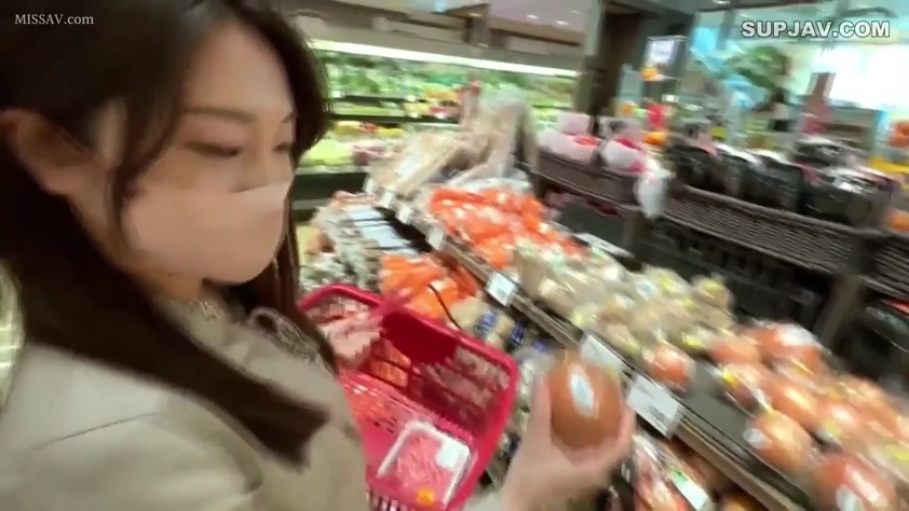 眼神看向货架 · 购物篮 · 口罩 · 手持洋葱特写 · 超市生鲜区
