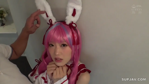 半身特写 · 室内墙角 · 动漫服饰 · 无辜表情 · 缩身站立 · 脸部抚摸 · 兔耳朵发饰 · 粉红假发