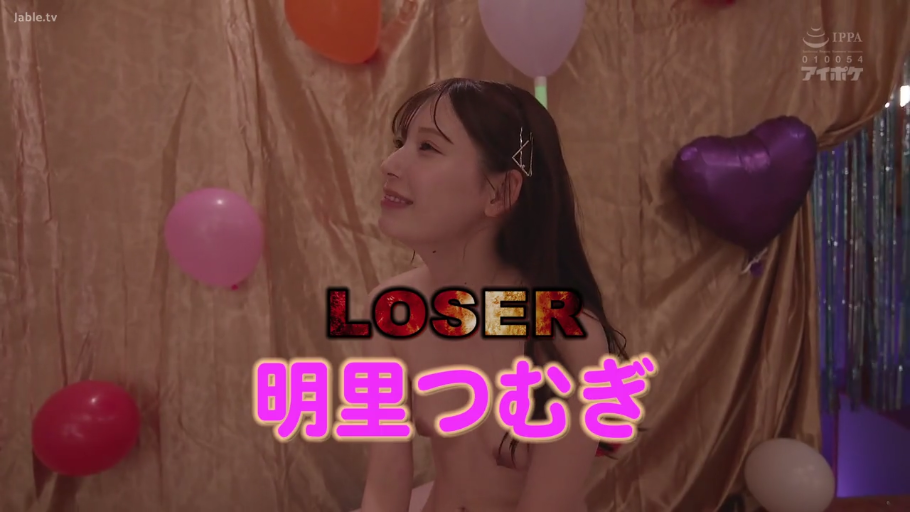 室内 · 坐姿 · 全裸 · 上半身