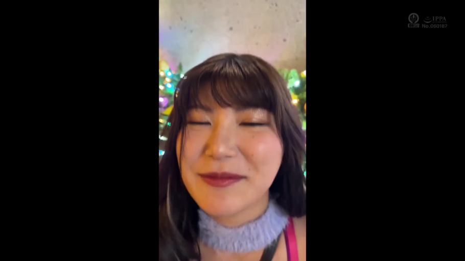 室内 · 眯眼笑 · 面部特写 · 背景灯串 · 背景有彩色装饰灯 · 粉色系肩带衣物