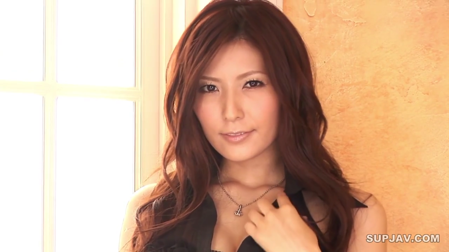 室内 · 脸部特写 · 注视 · 妩媚 · 正面 · 黑色上衣