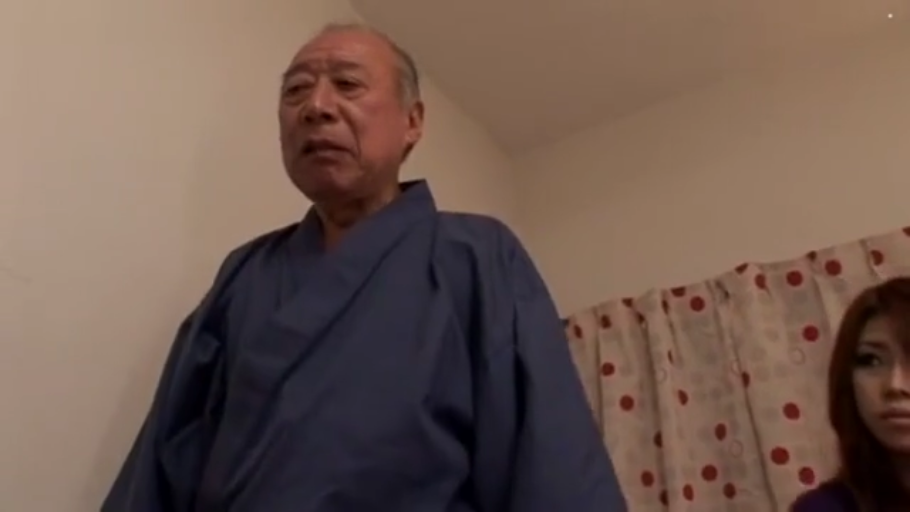 卧室 · 漠然 · 和服 · 无 · 中景镜头