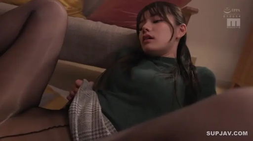 客厅 · 腿部 · 靠垫 · 仰靠 · 水印 · 墨绿色上衣 · 掀起裙子 · 神情迷离