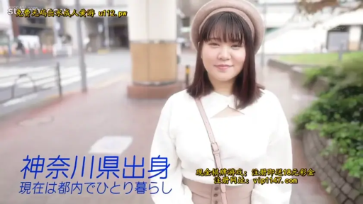 微笑 · 面对镜头 · 半身 · 户外街道 · 高腰裙 · 正面站立