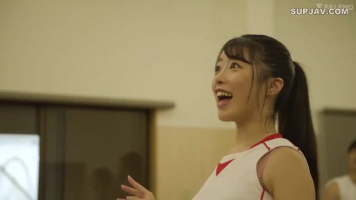 室内 · 运动背心 · 侧脸特写 · 马尾 · 侧身站立 · 兴奋表情 · 张嘴欢呼