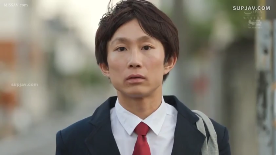 面部特写 · 呆滞 · 注视 · 户外 · 西装 · 正面站立 · 单肩包 · 成年男性