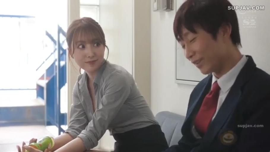 办公室 · 红色领带 · 人物面部特写 · 微笑着看向对方 · 塑料饮料瓶