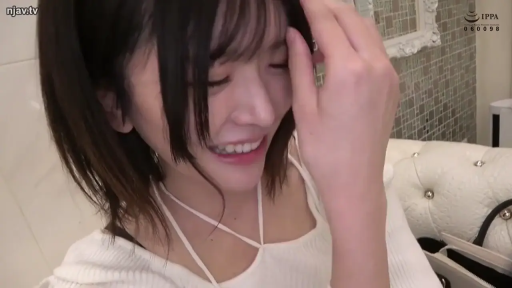 休息区 · 手部特写 · 撩人 · 白色吊带上衣