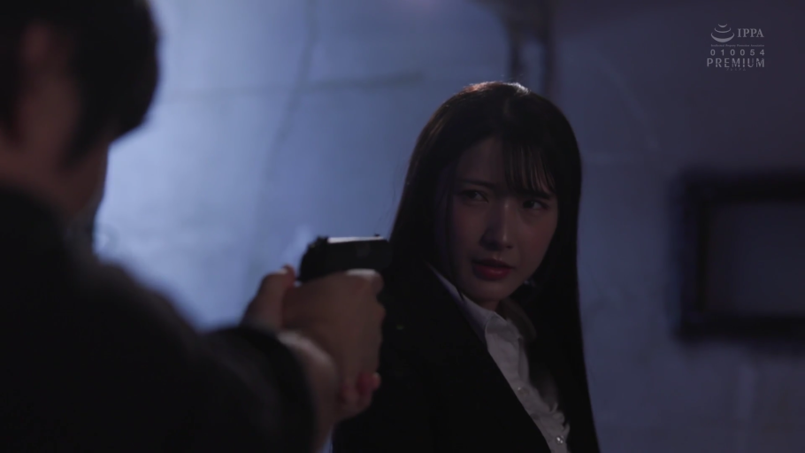 室内 · 警惕 · 深色西装外套 · 手枪 · 手持枪支特写