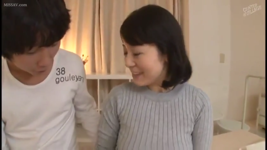 脸部特写 · 卧室 · 看着对方 · 白色长袖T恤