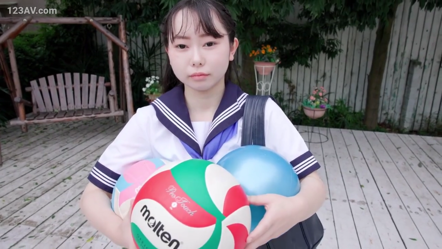上半身特写 · 无辜 · 书包 · 水手服风格制服 · 户外木地板庭院 · 背景有木质秋千和盆栽