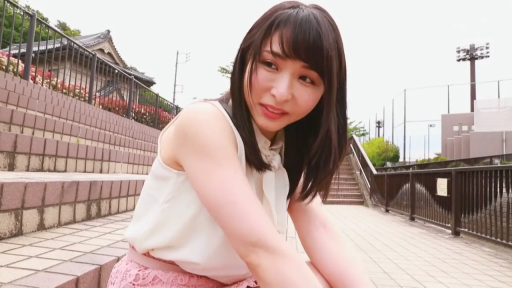 坐姿 · 中景 · 微笑 · 白色无袖雪纺衫 · 户外阶梯 · 亚洲女性 · 侧头注视