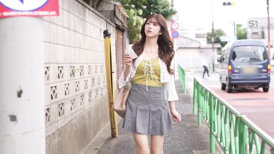 中景 · 蕾丝开衫 · 自然 · 手提包 · 街道 · 行走 · 长发 · 走路