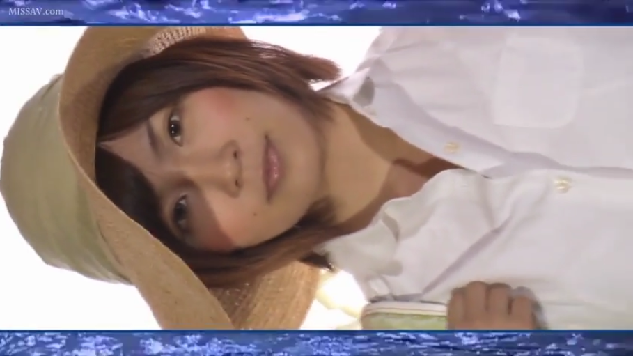 平静 · 白衬衫 · 面部特写 · 凝视 · 户外 · 短发 · 侧头 · 草帽