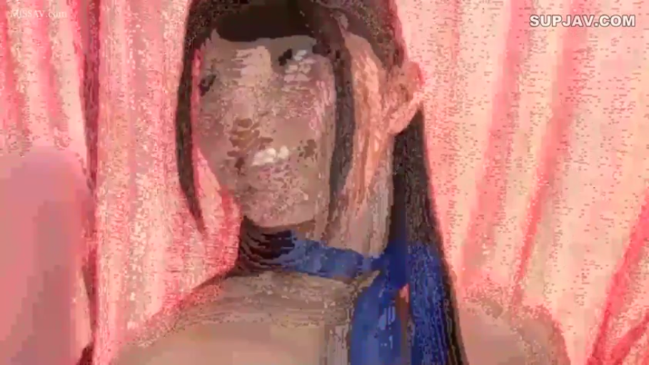 室内 · 脸部特写 · 半张嘴 · 颈部蓝色饰带