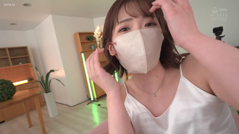 寝室 · 平静 · 锁骨部位 · 口罩 · 光线明亮 · 白色丝绸吊带裙