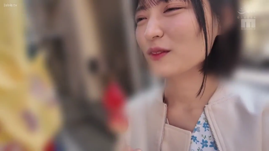 顔のクローズアップ · 户外街道 · 似笑非笑 · 白色拉链外套 · 棒状甜点