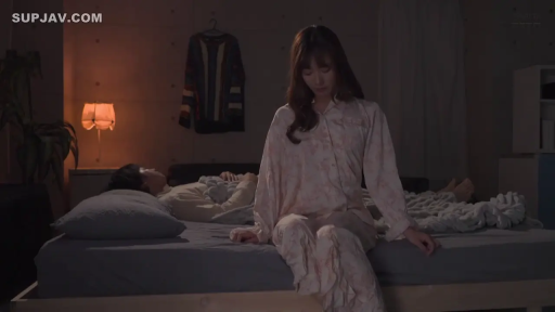 卧室 · 台灯 · 昏暗灯光 · 思虑 · 女子上半身特写 · 长袖睡衣套装
