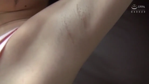 腋下特写 · 未知 · 粉色内衣边缘 · 腋毛修剪痕迹