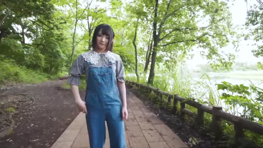 全身 · 站姿 · 微笑 · 面对镜头 · 白天 · 牛仔背带裤 · 户外小径