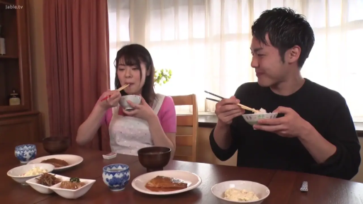 坐姿 · 中景 · 自然 · 居家 · 餐厅 · 用餐 · 围裙 · 碗筷