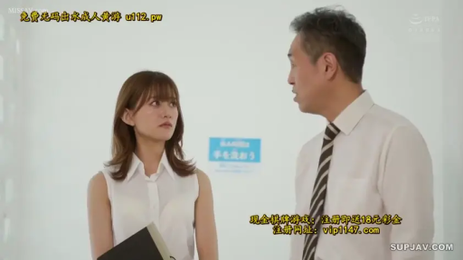 专注 · 办公室 · 白色无袖衬衫 · 文件夹 · 人物半身中景
