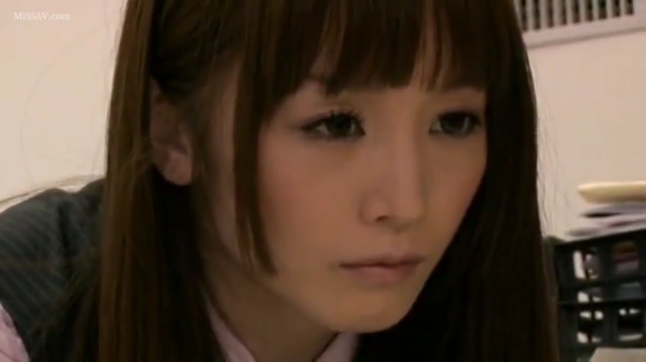 平静 · Close-up of the face · 办公室 · 深色西装马甲