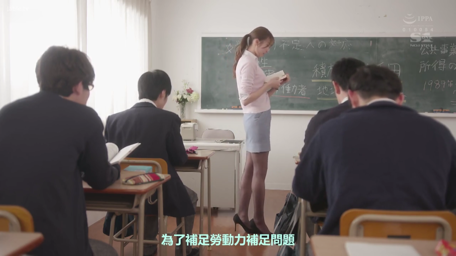 教室 · 站立 · 全景 · ビジネススーツ · 认真 · 黑板 · 讲课 · 女教师