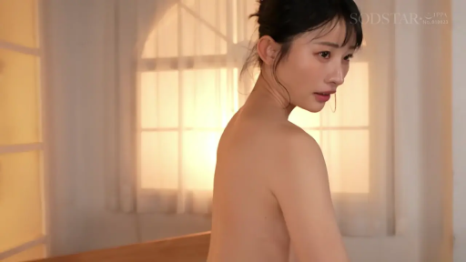 窗前 · 全裸 · 略显迷茫 · 光线柔和 · 脸部侧颜