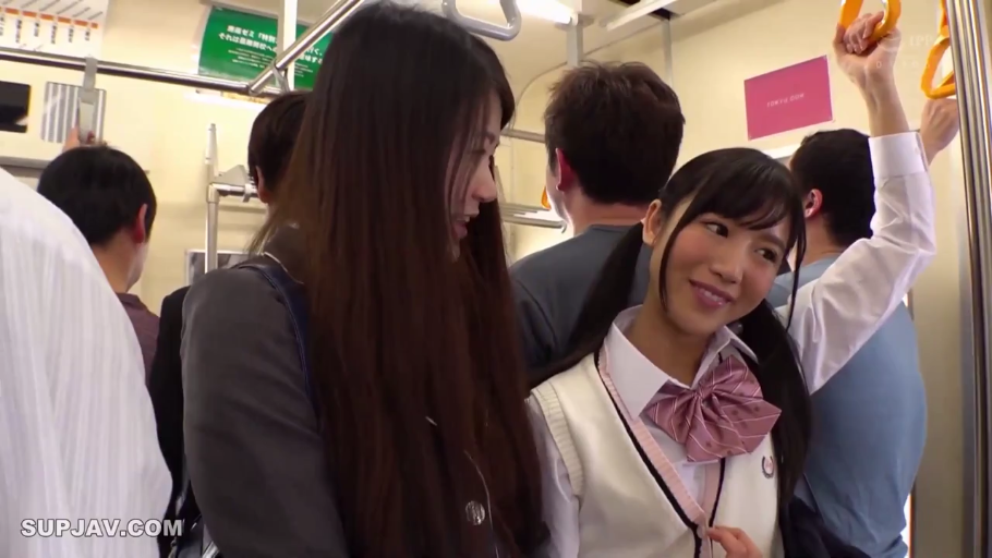 交谈中 · 上半身镜头 · 公共交通工具 · 日本女学生制服