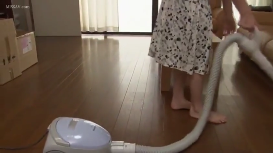 客厅 · 腿部特写 · 印花连衣裙 · 吸尘器