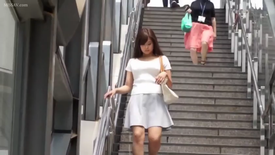 面无表情 · 手提包 · 浅色短裙 · 户外楼梯