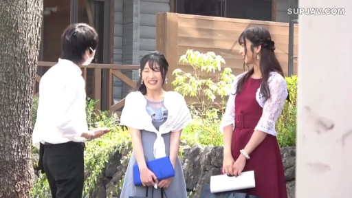 站立 · 中景 · 微笑 · 正装 · 交流 · 户外 · 手包