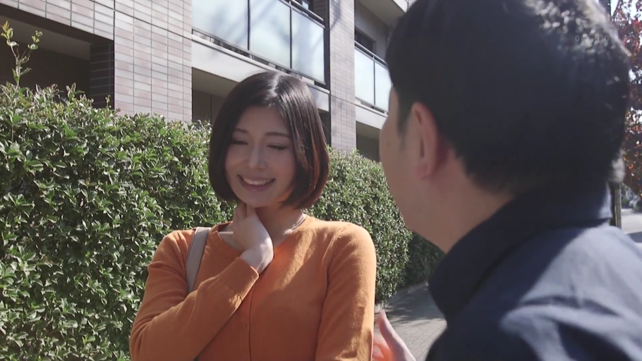 害羞 · 公寓楼下 · 自然光 · 单肩包 · 女性面部特写 · 橙色针织开衫