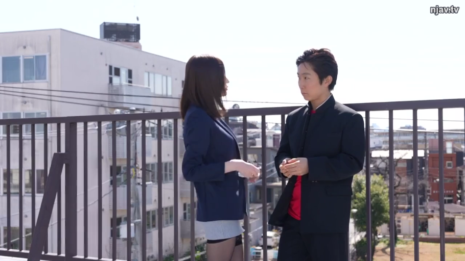 平静 · 侧面中景 · 户外天台 · 天气晴朗 · 男性穿着黑色校服制服、红色内衬