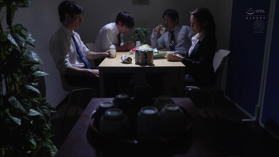 闲聊中 · 办公室 · 深色西装外套 · 办公制服 · 桌面凌乱 · 桌面聚会场景