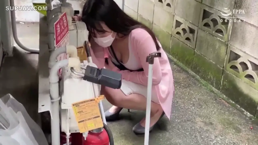 隐蔽 · 白色低胸吊带内搭 · 白色口罩 · 露天环境 · 消防器材旁 · 面部口罩