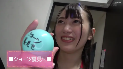 脸部特写 · 站姿 · 微笑 · 走廊 · 日本AV · 红色上衣 · 展示扭蛋 · 蓝色扭蛋