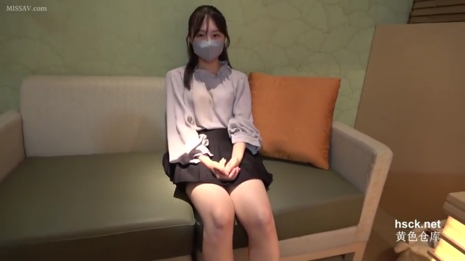 腿部特写 · 眼神直视镜头 · 浅色长袖衬衫 · 室内沙发 · 口罩