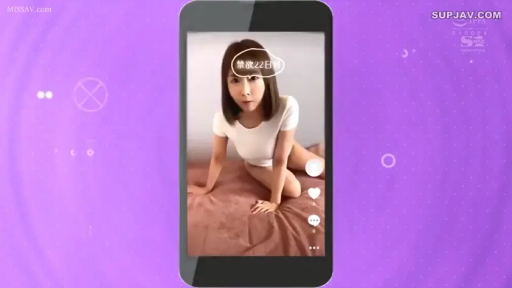 注视镜头 · 寝室 · 白色紧身T恤 · 人物上半身 · 画面有视频社交软件UI · 手机屏幕显示