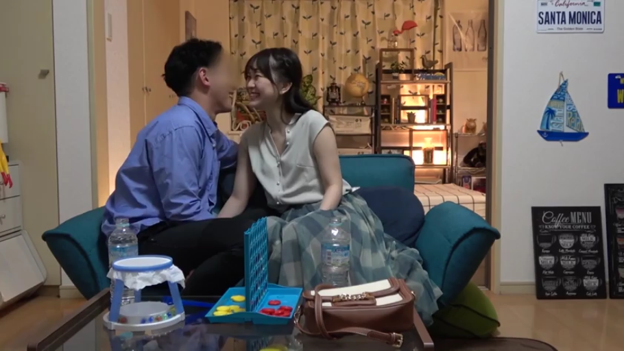 微笑 · 客厅 · 两人面部特写 · 女子穿白色短袖上衣和格纹长裙 · 棋盘游戏